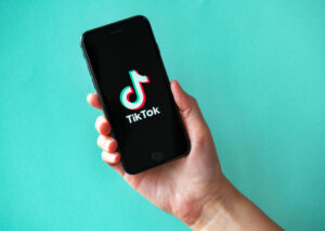 A roofer using TikTok on their phone